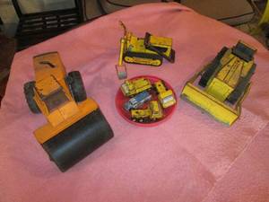 lot 58 image: Lot of vintage toy tractors large a...