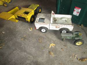 lot 60 image: Vintage toy trucks...