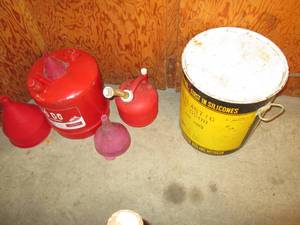 lot 65 image: Lot of vintage gas and other cans...