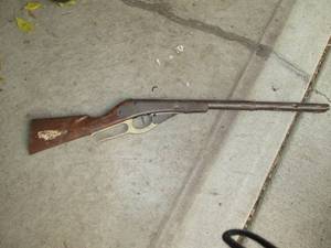 lot 77 image: Vintage Daisy toy gun...very well u...