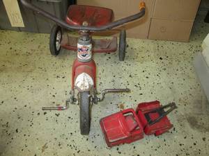 lot 104 image: Tricycle and metal toy standard tow...
