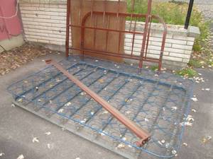 lot 173 image: Vintage metal frame bed 53 across...
