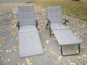 lot 177 image: 2 Folding patio chairs...