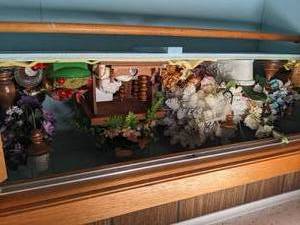 lot 256 image: Shelf Full of Contents (Home Decor,...