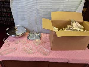 lot 264 image: Box of Vintage Glassware (Pyrex, Cr...