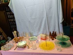 lot 356 image: Glassware (Green (1 has minor chip ...