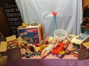 lot 365 image: Tote with Lincoln logs, Legos, shir...