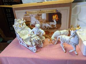 lot 370 image: Porcelain Christmas Ensemble (Grand...