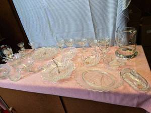 lot 288 image: Large Lot of Vintage Glassware (Ser...