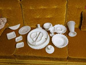 lot 207 image: Box of Vintage Fenton Glassware Se...
