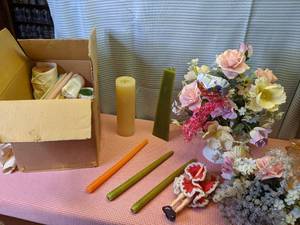 lot 274 image: Box of Vintage Candles, and Decor. ...