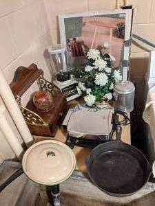 lot 331 image: Home trends 3 legged table, Osteriz...