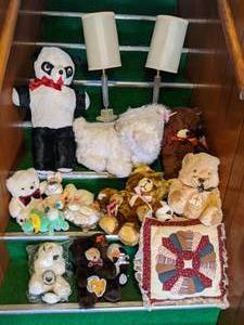 lot 324 image: Large box of vintage collectible st...