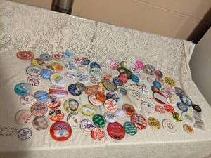 lot 333 image: Large lot of buttons, mostly Polka ...