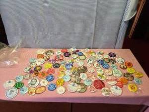 lot 334 image: Large lot of buttons, mostly Polka ...