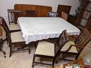 lot 190 image: Vintage Table with 6 Chairs and 2 L...