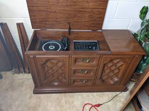 lot 192 image: Vintage Zenith 8 Track Stereo Conso...