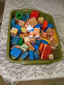 lot 200 image: Tub of Vintage Wood Blocks, and oth...