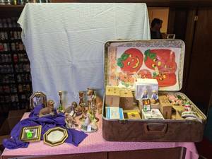 lot 311 image: Suitcase full of Home Interiors pro...