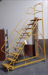Rolling warehouse ladder, top platf...