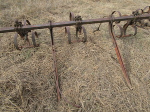 lot 13 image: Spring tooth cultivator bar, 93L...
