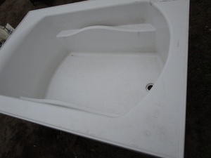 lot 28 image: Salo bath tub 20D...