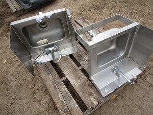 lot 29 image: Single basin stainless sinks...