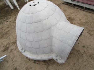 lot 42 image: Igloo style dog house, M-L dog...