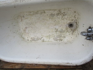 lot 48 image: Vintage clawfoot tub, shorty 56L...