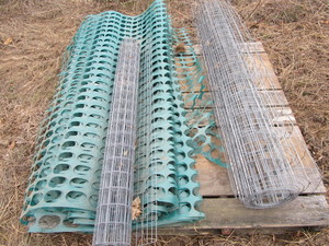 lot 88 image: Garden fencing sections, snow fence...