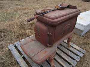 lot 81 image: Atlanta Stoveworks parlor stove...