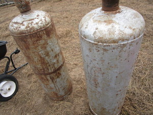 lot 75 image: LP cylinders, 100lb, qty 2...