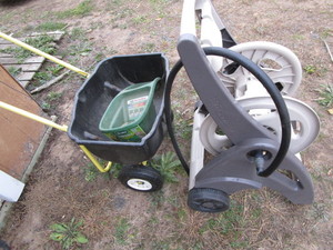 lot 69 image: Yardworks spreader, hose reel...