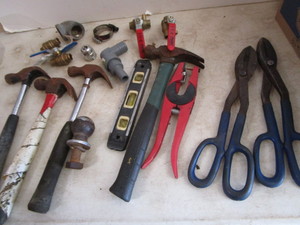 lot 112 image: Tools snippers, hammers, level, ba...