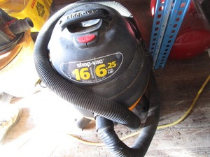 lot 122 image: Shop Vac, 16 gallon 6.25hp, hose is...