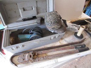 lot 125 image: Bosch sander, knee pads, bolt cutte...