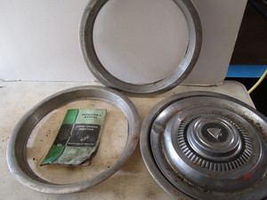 lot 129 image: Hub cap, beauty rings, John Deere m...