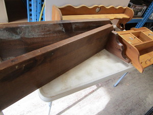 lot 137 image: Wooden shelf with hangers 23Lx5D...