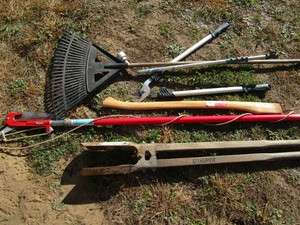 lot 143 image: Post hole digger, limb saw, rake, w...