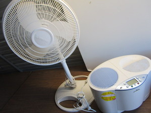 lot 166 image: Lasko floor fan, Bionaire humidifie...