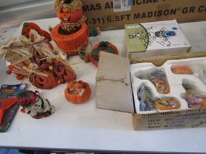 lot 186 image: Halloween decorations...