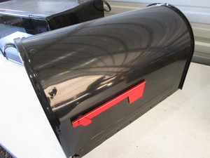 lot 206 image: Mailbox, locking inside, includes k...