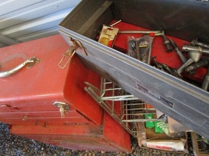 lot 211 image: Toolchest & box, a few tools...