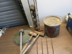 lot 232 image: Fall City minnow bucket, vintage cr...