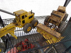 lot 244 image: Tonka road grader & pay loader...