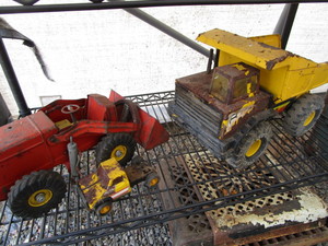 lot 245 image: Tonka dump truck & Nylint pay loade...