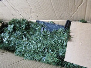 lot 280 image: Artificial tree non lit, 6ft...