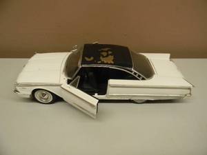 ERTL 118 SCALE DIECAST 1960 FORD STARLINER (PAINT ON ROOF IS PEELING) - COOL PIECE - SEE PICTURES