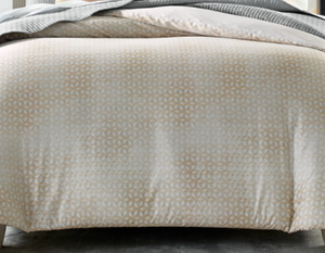 lot 74 image: Brand New Hotel Collection Bedford King Size Geo Comforter