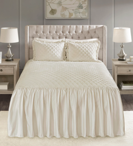 lot 76 image: Brand New Madison Park Roxanne 3-Piece King Size Faux Velvet Bedspread Set